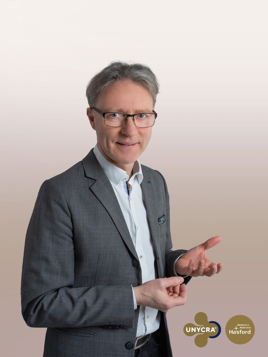 Wirtschaftsmediation in Berlin und Brandenburg.
Typische Einsatzfelder: 
Gesellschafterkonflikt – Ausrichtung, Vision, Vertrauen, Veränderung, Verkauf … 
Führungsebene – Konflikte in Geschäftsführung, Vorstands- oder Leitungsgremien …
Nachfolgekonflikt – Veränderung, Vertrauensverlust, Übergriffigkeit, Nicht-Ankommen, Nicht-Abgeben …
Teams & Abteilungen – Information- und Reibungsverluste, Mobbing, Kulturwandel, Fluktuation …
Unternehmensübergreifend – Joint‑Ventures, Lieferketten, M&A, Genossenschaften
Stakeholder-Dialog – Bürgerbeteiligung, Verbände, öffentliche Projekte